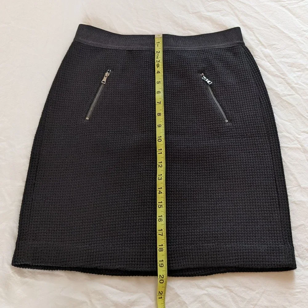 NWT Ann Taylor Textured Black Zip Pocket Skirt in Size 4